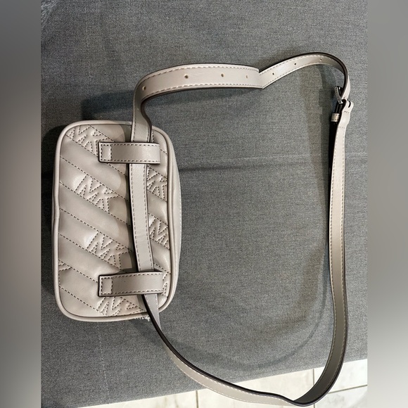 Micheal kors belt bag. Can also wear as fanny pack. - Picture 2 of 4